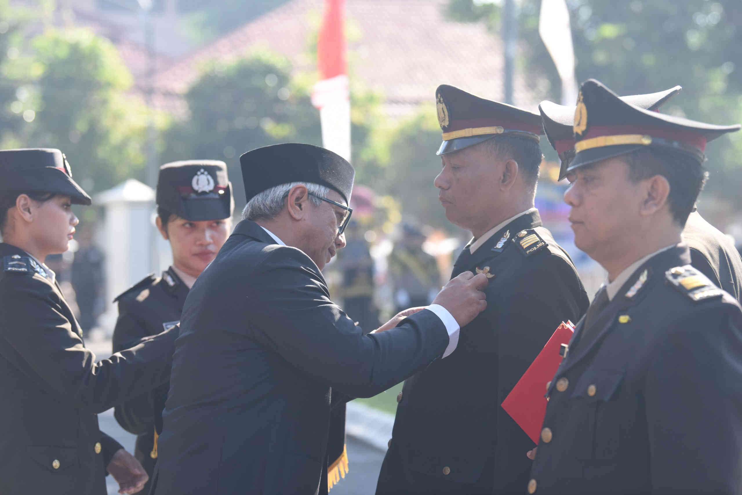 Wakil Wali Kota Kediri Qowimuddin atau Gus Qowim menyematkan tanda kehormatan kepada personel Polri saat Upacara Hari Bhayangkara ke-80 di Balai Kota Kediri.
