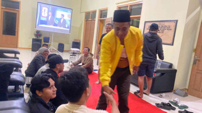 Ketua Fraksi Golkar DPRD Kota Kediri Imam Wihdan Zarkasyi menyapa dan bersalaman dengan peserta nonton bareng Final Piala Dunia 2026 di Kantor DPD Partai Golkar Kota Kediri.