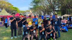 Ketua Fraksi Partai Golkar DPRD Kota Kediri Imam Wihdan Zarkasyi berfoto bersama panitia dan komunitas lari usai kegiatan KNPI Run 2026 di Tirtayasa Park, Kota Kediri.