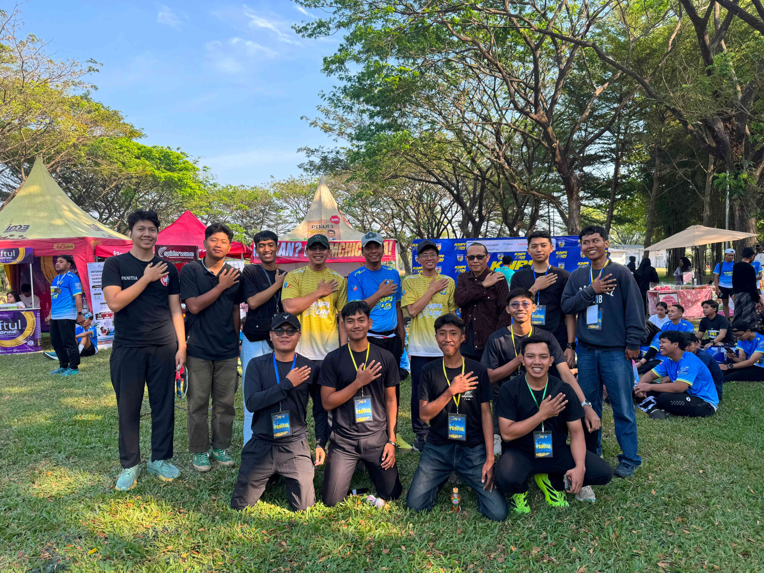 Ketua Fraksi Partai Golkar DPRD Kota Kediri Imam Wihdan Zarkasyi berfoto bersama panitia dan komunitas lari usai kegiatan KNPI Run 2026 di Tirtayasa Park, Kota Kediri.