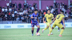 Pemain sayap Persik Kediri Irkham Mila menggiring bola saat menghadapi dua pemain Semen Padang dalam pertandingan Super League 2025/2026.