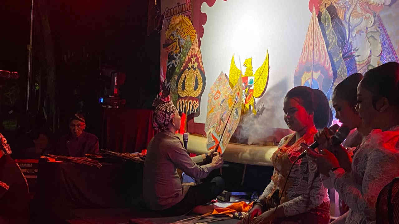 Kapolsek Kediri Kota Kompol Bowo Wicaksono menjadi dalang dalam Wayang Cangkrukan untuk menyampaikan pesan kamtibmas melalui pendekatan seni budaya di Kecamatan Kota Kediri.