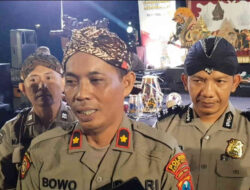 Kapolsek Kediri Kota Kompol Bowo Wicaksono memberikan keterangan kepada awak media usai kegiatan Wayang Cangkrukan di Kecamatan Kota Kediri.