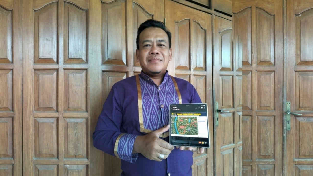 Kepala Dinas Perhubungan Kota Kediri Arief Cholisudin menunjukkan peta rekayasa lalu lintas Dhoho Night Carnival 2026 melalui perangkat tablet.