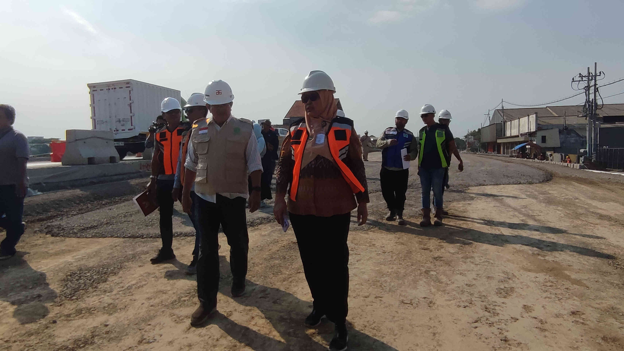 Kepala Dinas PUPR Kota Kediri Endang Kartika Sari meninjau pembangunan akses Jalan Tol Dhoho di Jalan Mayor Bismo, Kediri.