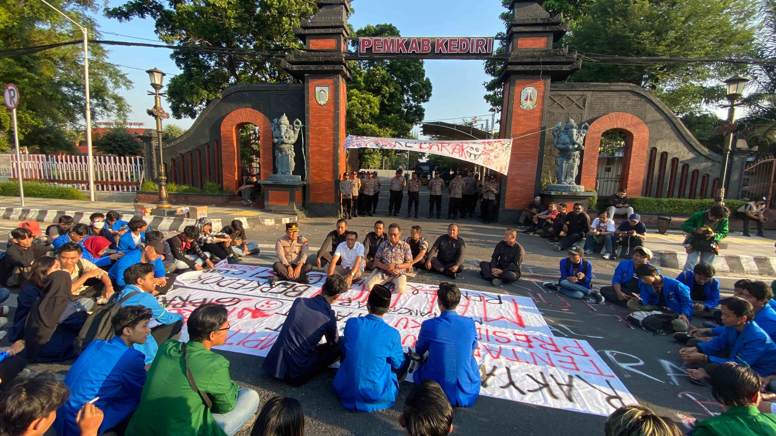 Ratusan mahasiswa Aliansi Mahasiswa Kediri menggelar aksi demonstrasi di depan gerbang Pemkab Kediri menuntut pengusutan tuntas dugaan kasus jual beli jabatan perangkat desa.