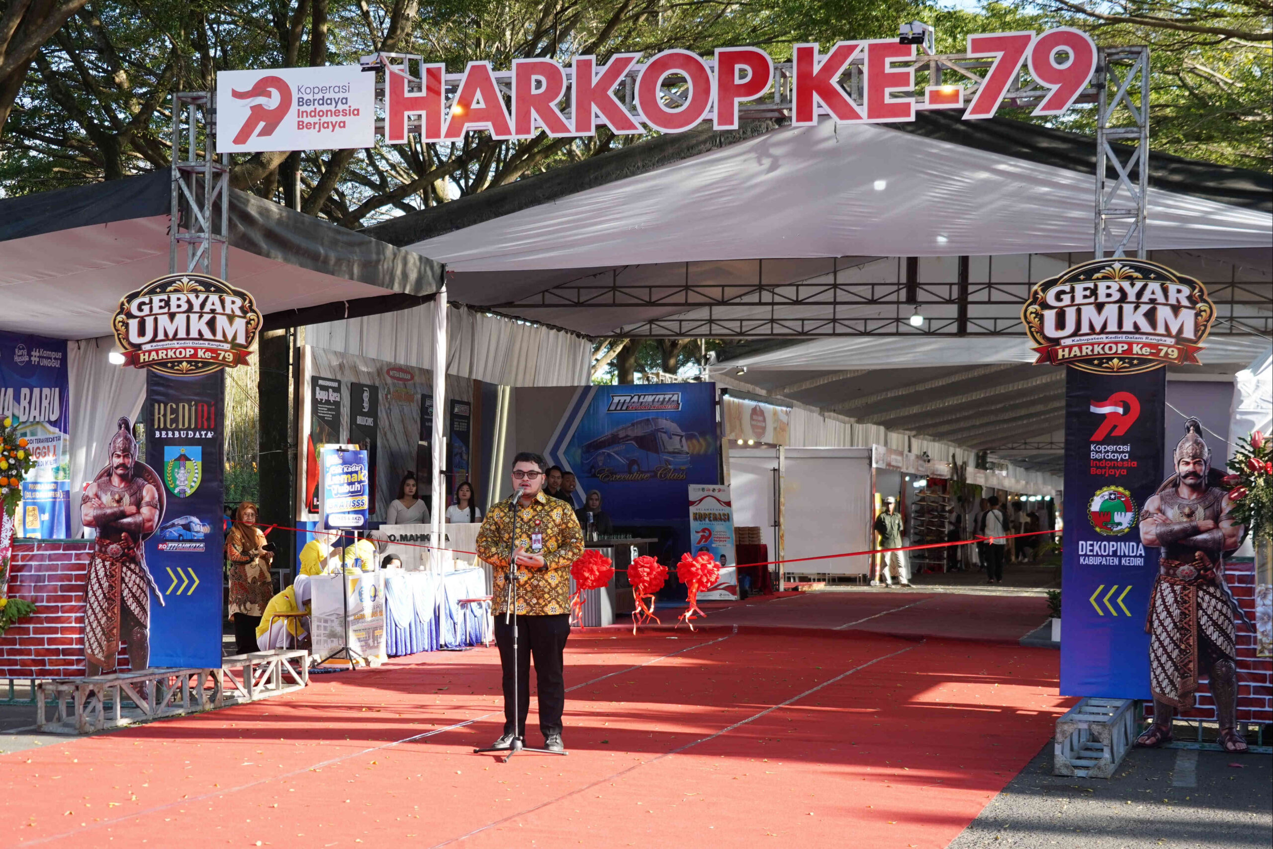 Bupati Kediri Hanindhito Himawan Pramana membuka Gebyar UMKM Hari Koperasi ke-79 di Taman Hijau SLG Kabupaten Kediri.