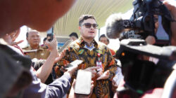 Bupati Kediri Hanindhito Himawan Pramana (Mas Dhito) memberikan keterangan kepada awak media terkait kerja sama Pemkab Kediri dengan Pertamina dan PLN untuk menjaga pengairan lahan pertanian menghadapi musim kemarau.