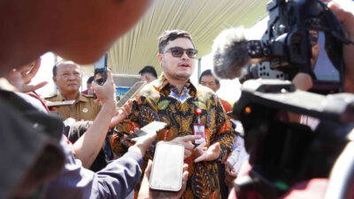 Bupati Kediri Hanindhito Himawan Pramana (Mas Dhito) memberikan keterangan kepada awak media terkait kerja sama Pemkab Kediri dengan Pertamina dan PLN untuk menjaga pengairan lahan pertanian menghadapi musim kemarau.