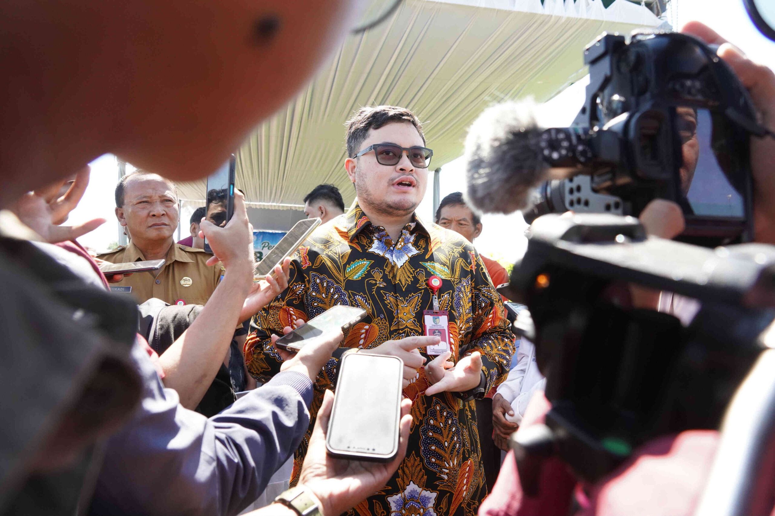 Bupati Kediri Hanindhito Himawan Pramana (Mas Dhito) memberikan keterangan kepada awak media terkait kerja sama Pemkab Kediri dengan Pertamina dan PLN untuk menjaga pengairan lahan pertanian menghadapi musim kemarau.