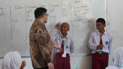 Bupati Kediri Hanindhito Himawan Pramana (Mas Dhito) memberikan arahan kepada murid baru saat Masa Pengenalan Lingkungan Sekolah (MPLS) di SMP Negeri 2 Ngasem, Kabupaten Kediri.
