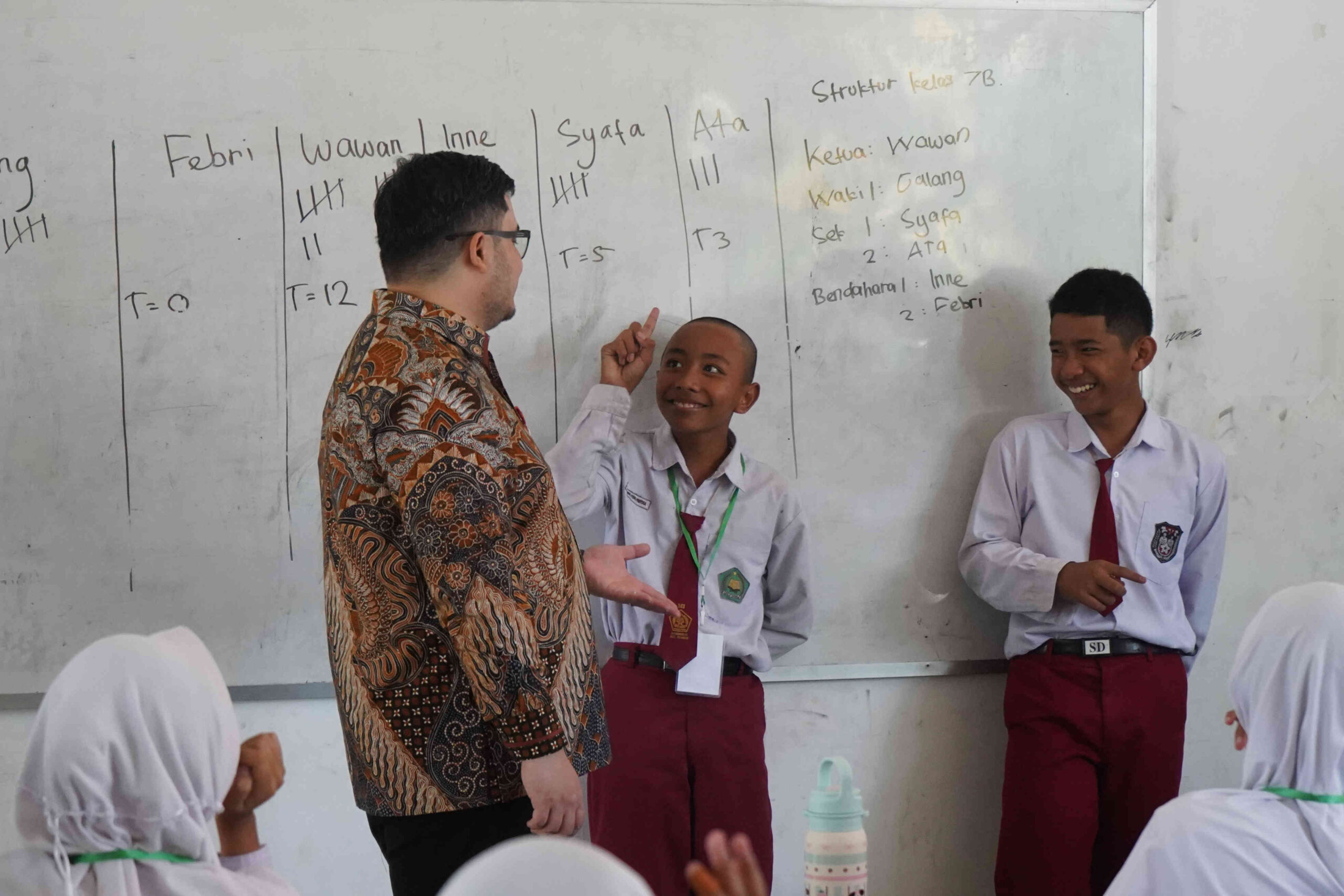 Bupati Kediri Hanindhito Himawan Pramana (Mas Dhito) memberikan arahan kepada murid baru saat Masa Pengenalan Lingkungan Sekolah (MPLS) di SMP Negeri 2 Ngasem, Kabupaten Kediri.