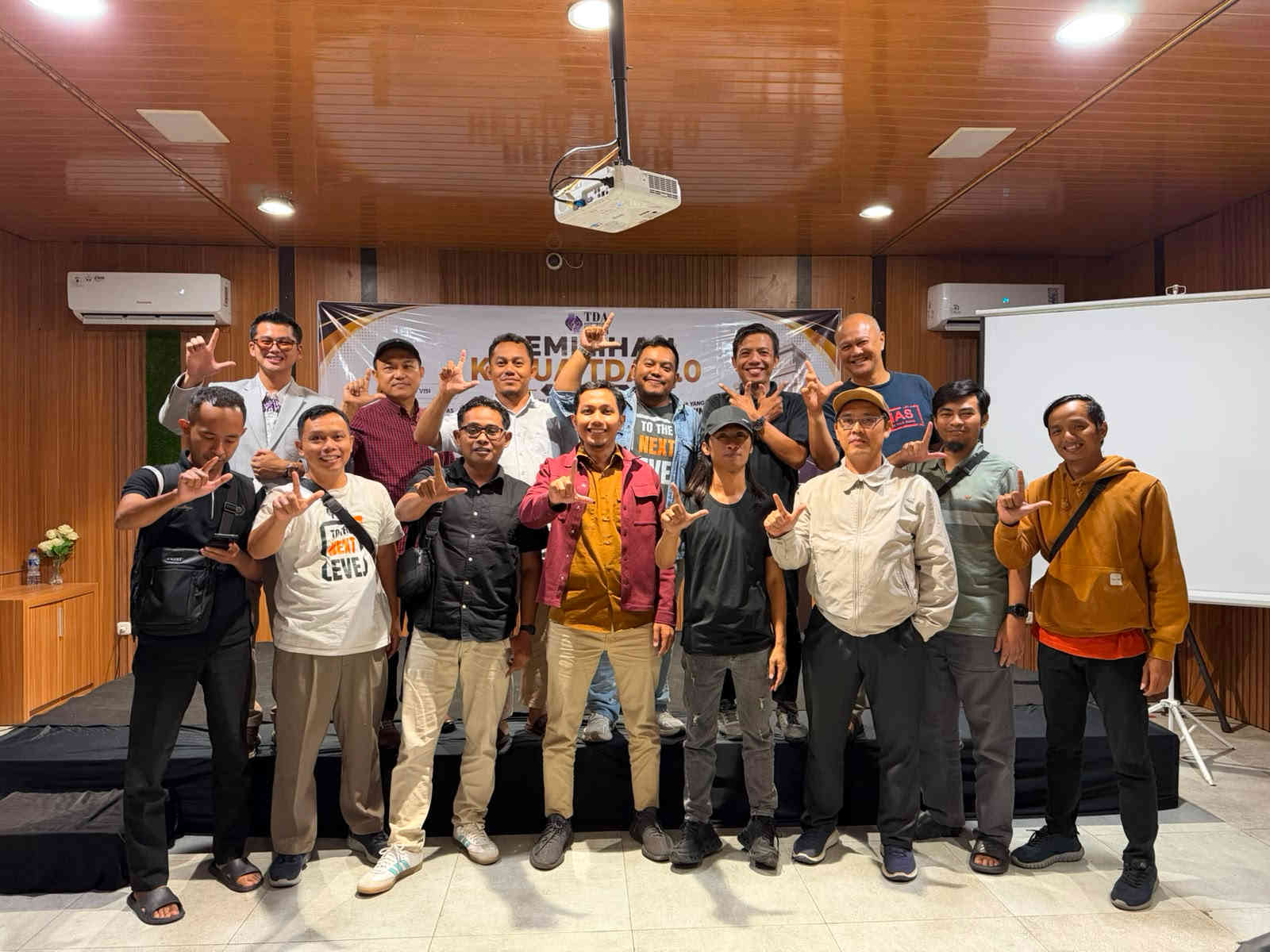 Mochamad Irsyad bersama jajaran pengurus dan anggota TDA Kediri usai terpilih sebagai Ketua TDA Kediri 6.0 dalam pemilihan kepengurusan periode 2026.