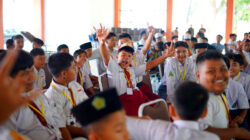 Siswa Sekolah Rakyat Terintegrasi 2 Kota Kediri mengikuti Masa Pengenalan Lingkungan Sekolah (MPLS) dengan penuh semangat.