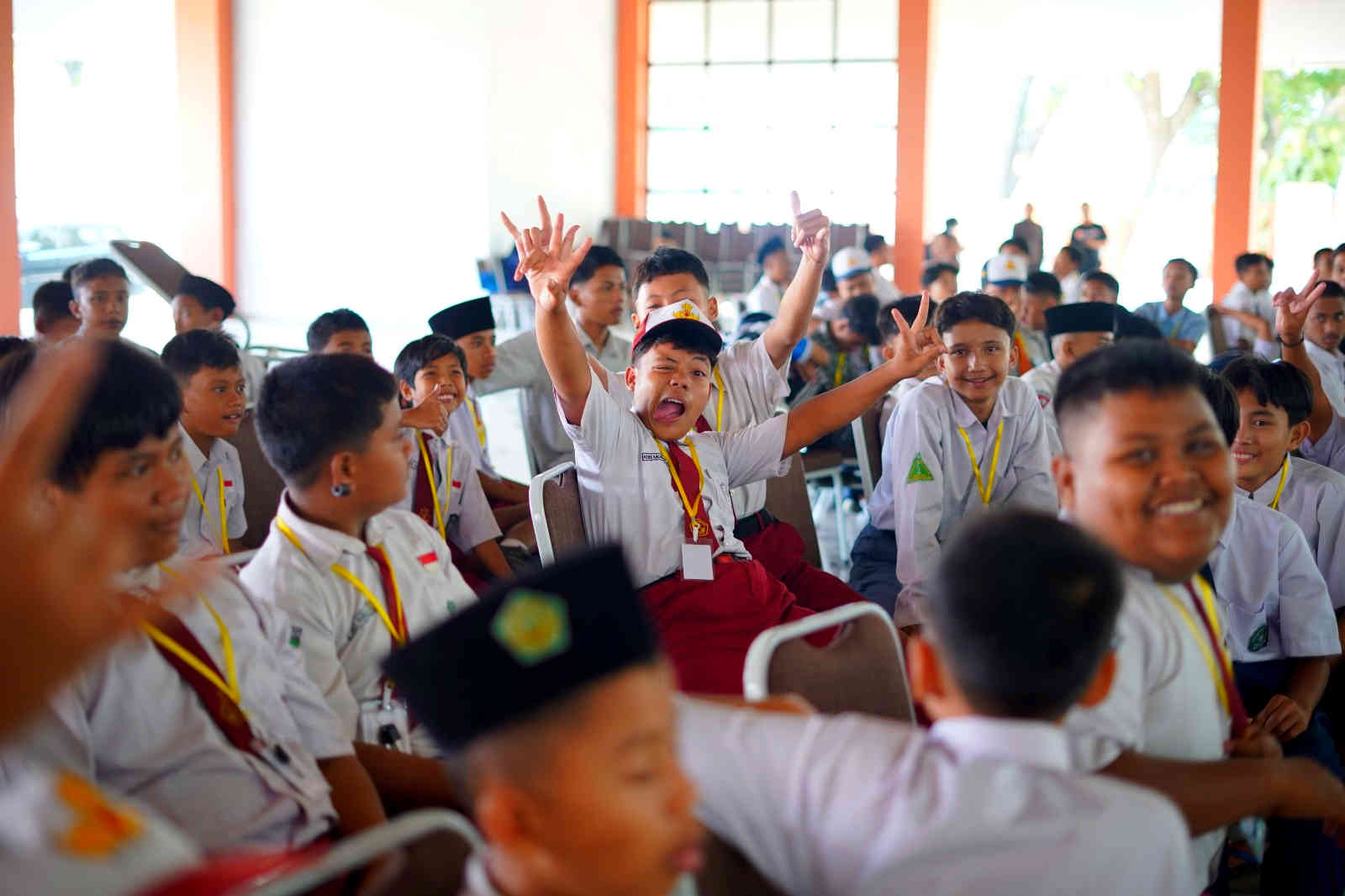 Siswa Sekolah Rakyat Terintegrasi 2 Kota Kediri mengikuti Masa Pengenalan Lingkungan Sekolah (MPLS) dengan penuh semangat.