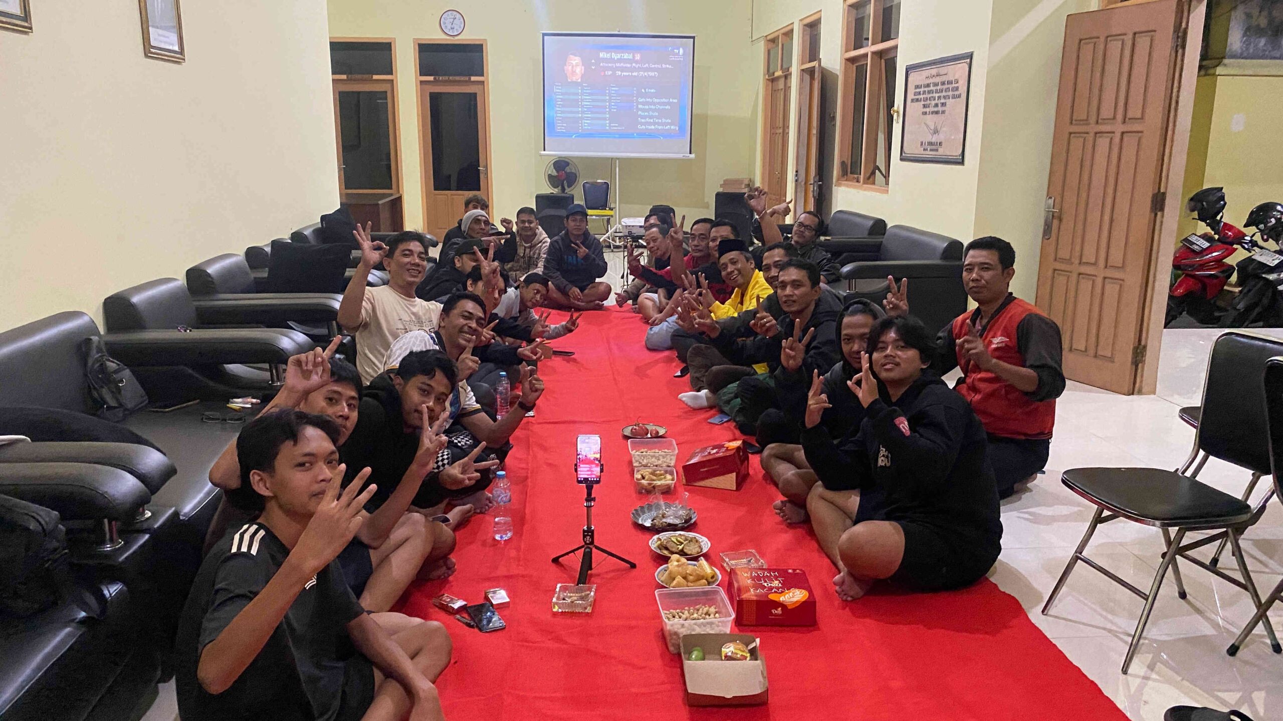 Ratusan anak muda dan masyarakat mengikuti nonton bareng Final Piala Dunia 2026 di Kantor DPD Partai Golkar Kota Kediri.