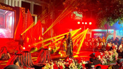 Ratusan penari mahasiswa PGSD UNP Kediri mementaskan drama tari kolosal Calon Arang di panggung terbuka Festival Kali Brantas V, menampilkan sosok Calon Arang di bawah cahaya lampu kuning yang megah, disaksikan ribuan penonton.
