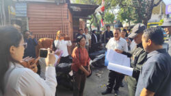 Suasana pemeriksaan setempat sengketa lahan Endang Murtiningrum di Kelurahan Singonegaran, Kota Kediri, Selasa (21/7/2026), yang dihadiri majelis hakim, para pihak, kuasa hukum, dan petugas pengadilan.