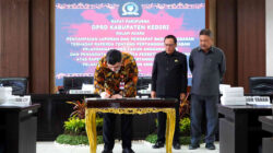 Bupati Kediri Hanindhito Himawan Pramana menandatangani nota persetujuan bersama Raperda Pertanggungjawaban Pelaksanaan APBD Tahun Anggaran 2025 dalam rapat paripurna DPRD Kabupaten Kediri.