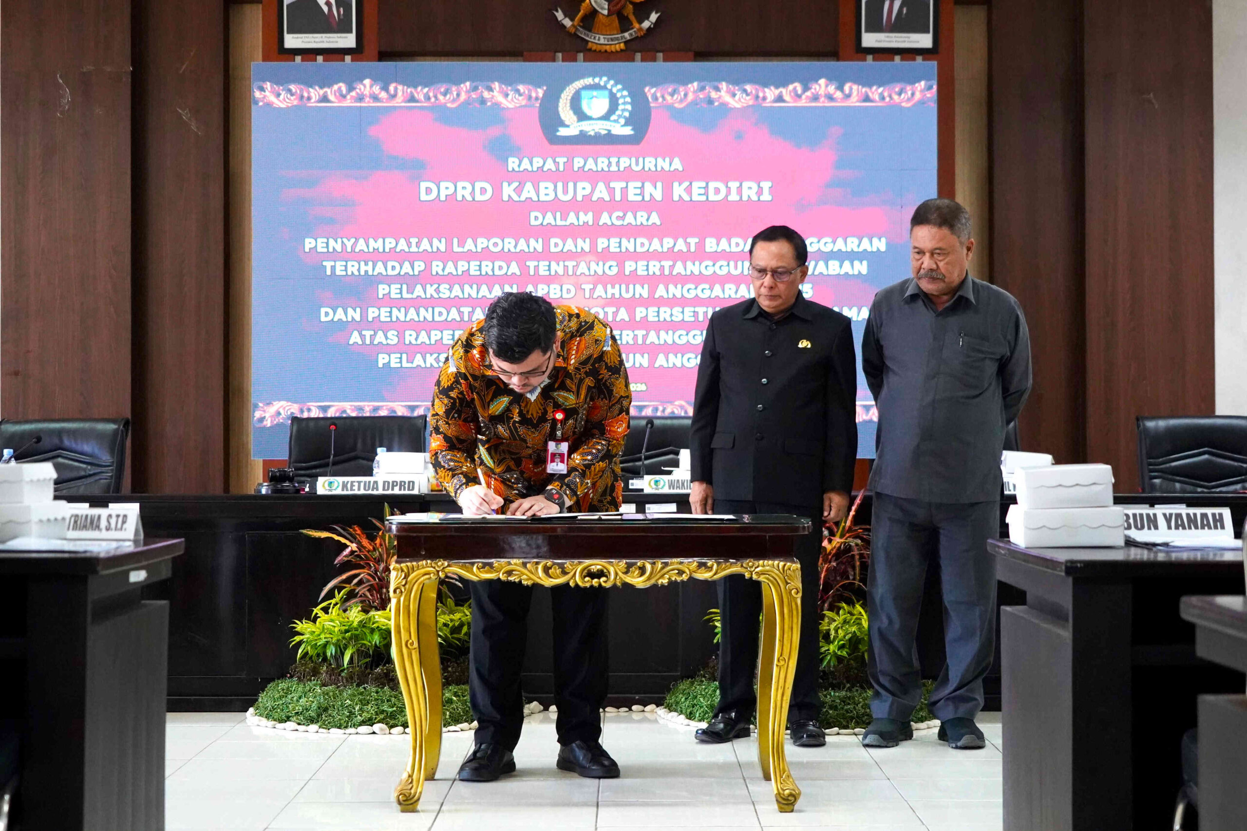 Bupati Kediri Hanindhito Himawan Pramana menandatangani nota persetujuan bersama Raperda Pertanggungjawaban Pelaksanaan APBD Tahun Anggaran 2025 dalam rapat paripurna DPRD Kabupaten Kediri.