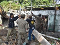 Satpol PP Surabaya Tertibkan Lahan Aset di Ngagel Timur