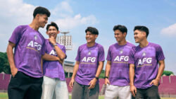 Lima pemain baru Persik Kediri berfoto bersama usai resmi diperkenalkan untuk menghadapi Super League 2026/2027 di Stadion Brawijaya, Kediri.