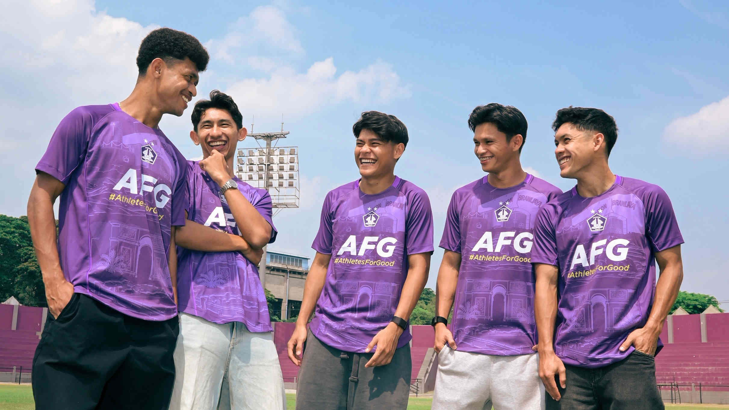Lima pemain baru Persik Kediri berfoto bersama usai resmi diperkenalkan untuk menghadapi Super League 2026/2027 di Stadion Brawijaya, Kediri.