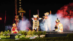 Bupati Kediri Hanindhito Himawan Pramana menghadiri Sastra Saraswati Sewana Yatra 2026 di Candi Tegowangi.