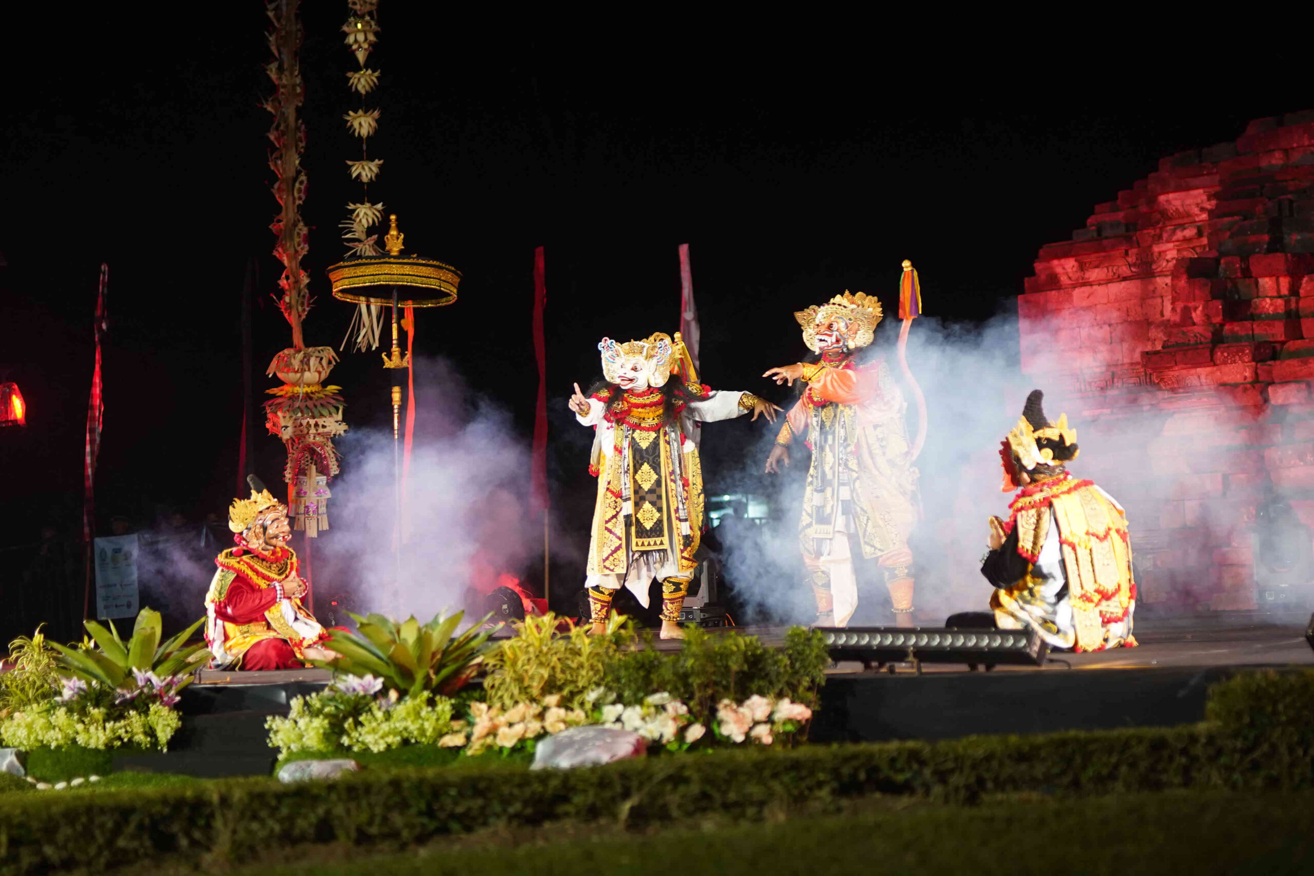 Bupati Kediri Hanindhito Himawan Pramana menghadiri Sastra Saraswati Sewana Yatra 2026 di Candi Tegowangi.