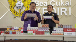 Petugas Satpol PP Kota Kediri bersama Bea Cukai Kediri menunjukkan barang bukti ribuan batang rokok ilegal hasil operasi pemberantasan barang kena cukai ilegal di Kantor Bea Cukai Kediri.