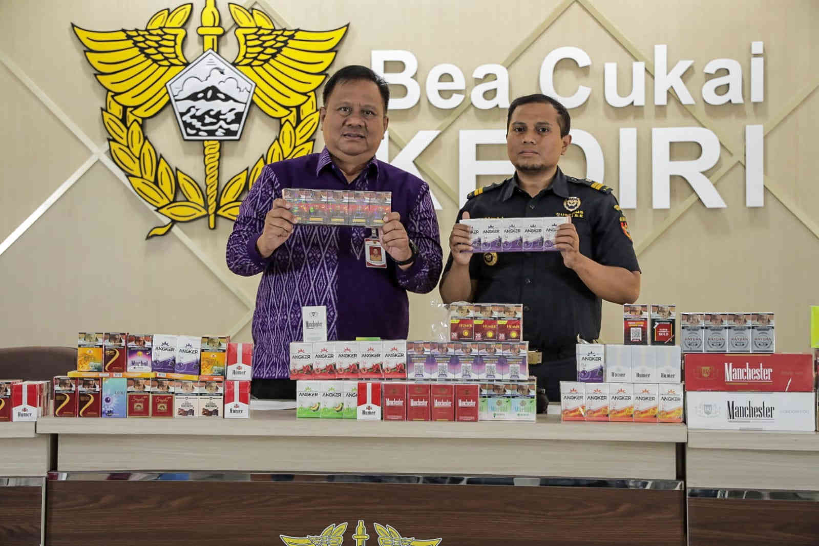 Petugas Satpol PP Kota Kediri bersama Bea Cukai Kediri menunjukkan barang bukti ribuan batang rokok ilegal hasil operasi pemberantasan barang kena cukai ilegal di Kantor Bea Cukai Kediri.