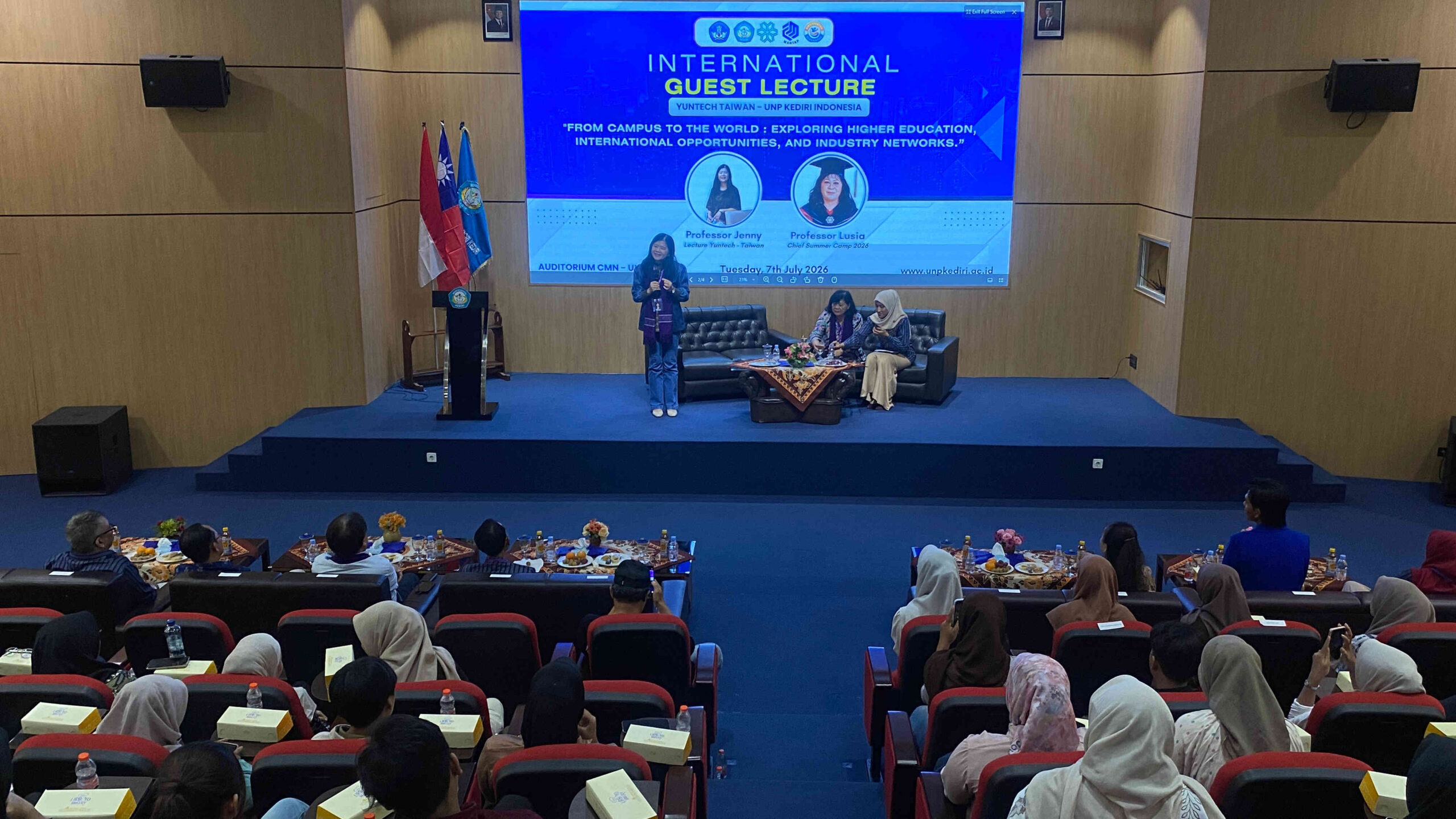 International Guest Lecture Summer Camp 2026 di Auditorium CMN UNP Kediri bersama profesor Yuntech Taiwan membahas peluang beasiswa, magang, dan karier internasional.