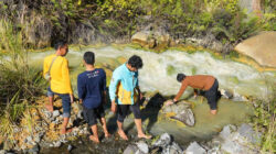 Tim Dinas Pariwisata dan Kebudayaan Kabupaten Kediri melakukan survei di lokasi wisata air panas Gunung Kelud sebagai persiapan pembukaan kembali destinasi yang tutup sejak erupsi 2014.
