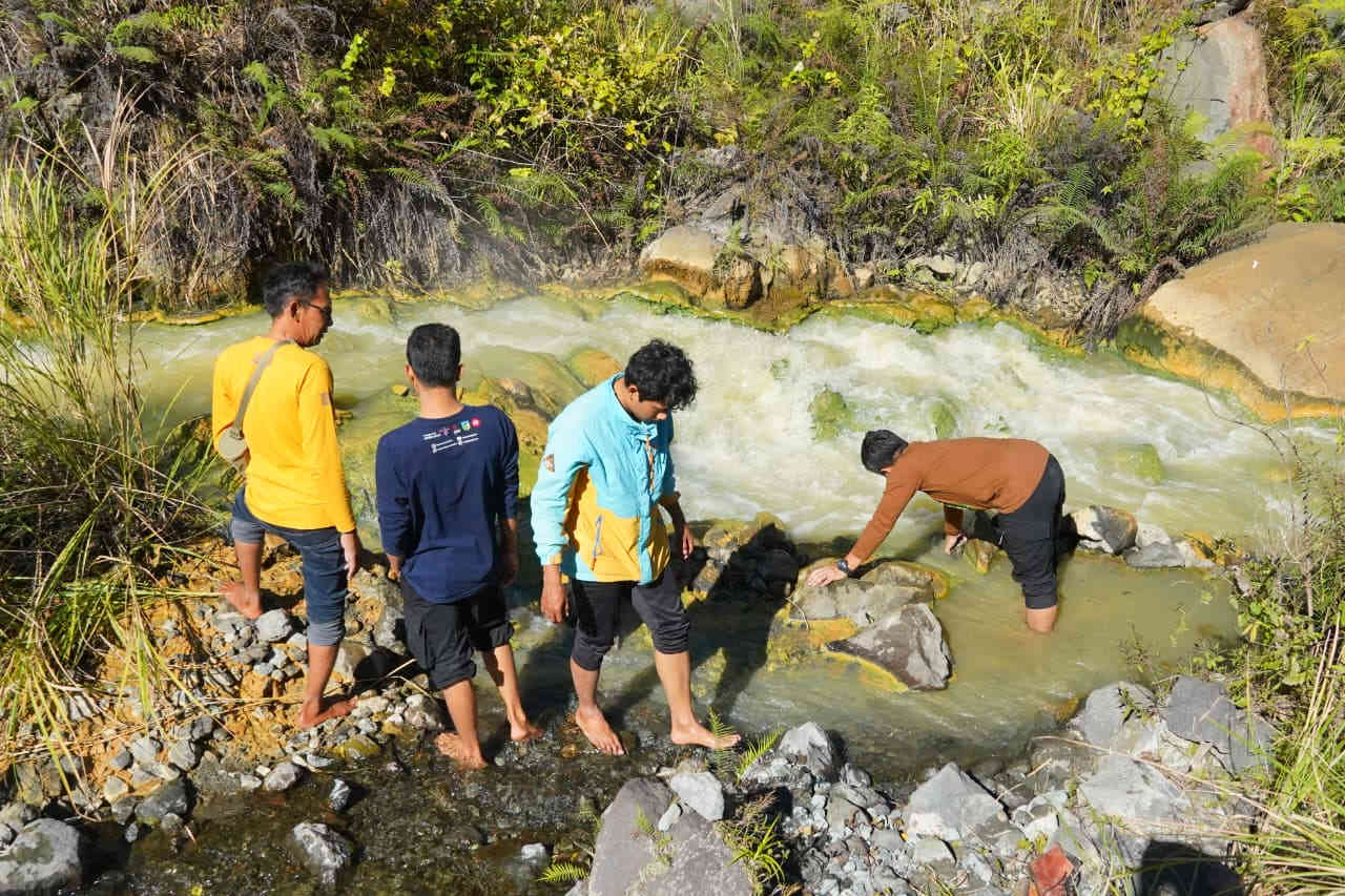Tim Dinas Pariwisata dan Kebudayaan Kabupaten Kediri melakukan survei di lokasi wisata air panas Gunung Kelud sebagai persiapan pembukaan kembali destinasi yang tutup sejak erupsi 2014.