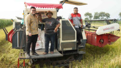 Bupati Kediri Hanindhito Himawan Pramana (Mas Dhito) mencoba mesin pemanen padi modern Bimo 102 di area persawahan Kabupaten Kediri.