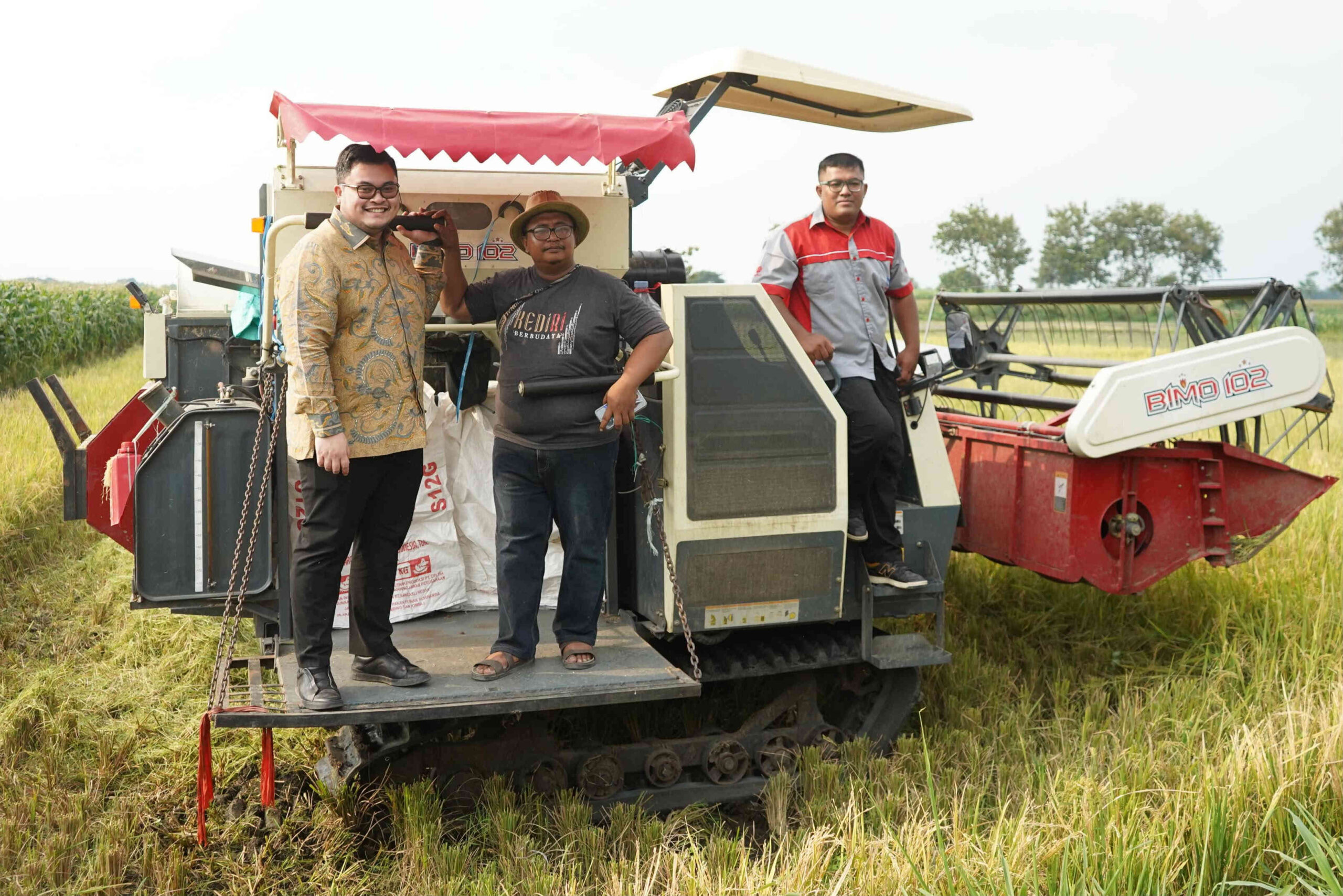 Bupati Kediri Hanindhito Himawan Pramana (Mas Dhito) mencoba mesin pemanen padi modern Bimo 102 di area persawahan Kabupaten Kediri.