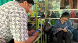Tim petugas verifikasi dari Dinas Pendidikan Kabupaten Kediri melakukan kunjungan rumah (home visit) untuk mengecek langsung kondisi ekonomi dan berkas administrasi calon penerima Beasiswa Berdaya.