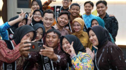 Wali Kota Kediri Vinanda Prameswati berfoto selfie bersama Duta GenRe dan Forum Anak Kota Kediri di Ruang Joyoboyo.