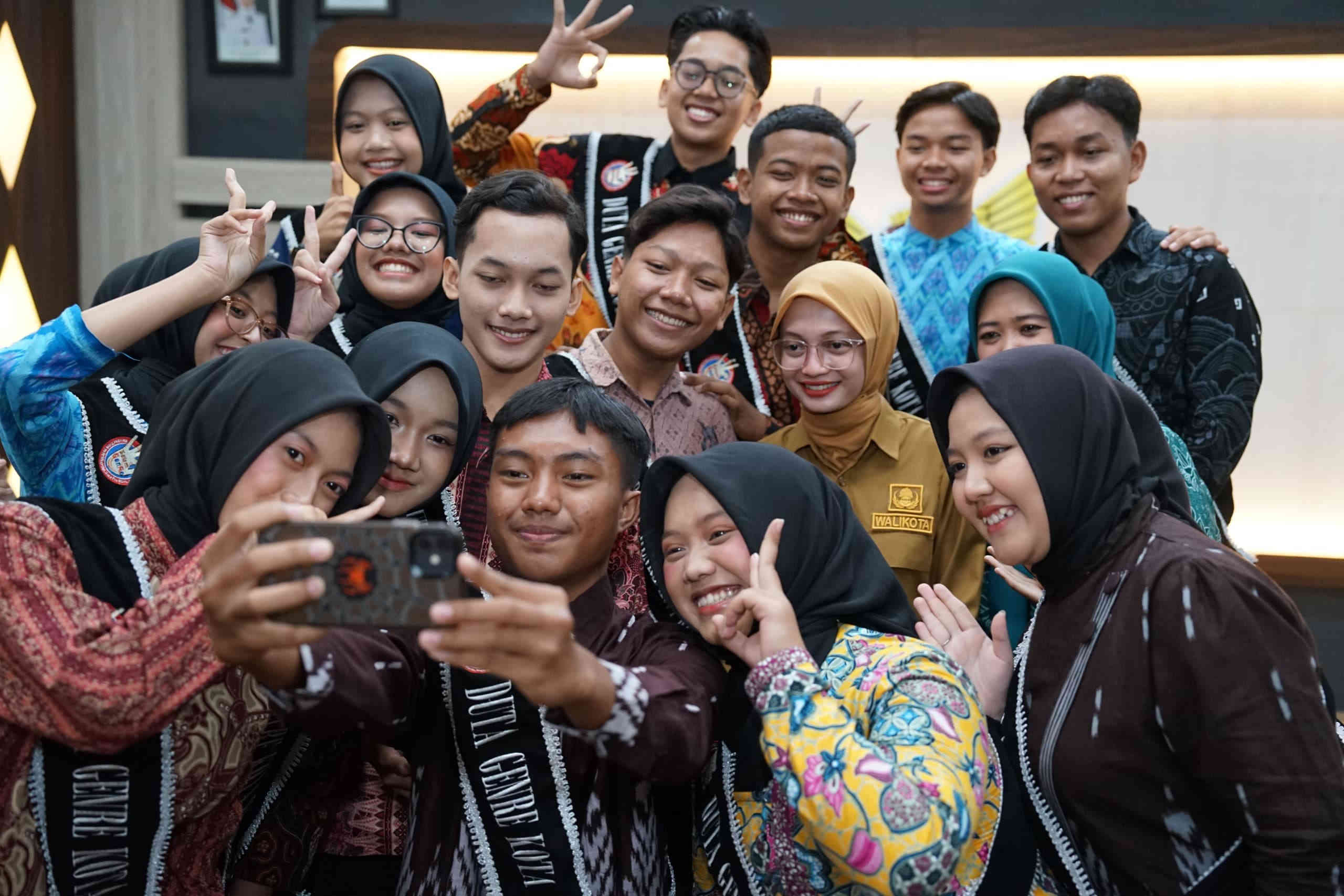 Wali Kota Kediri Vinanda Prameswati berfoto selfie bersama Duta GenRe dan Forum Anak Kota Kediri di Ruang Joyoboyo.