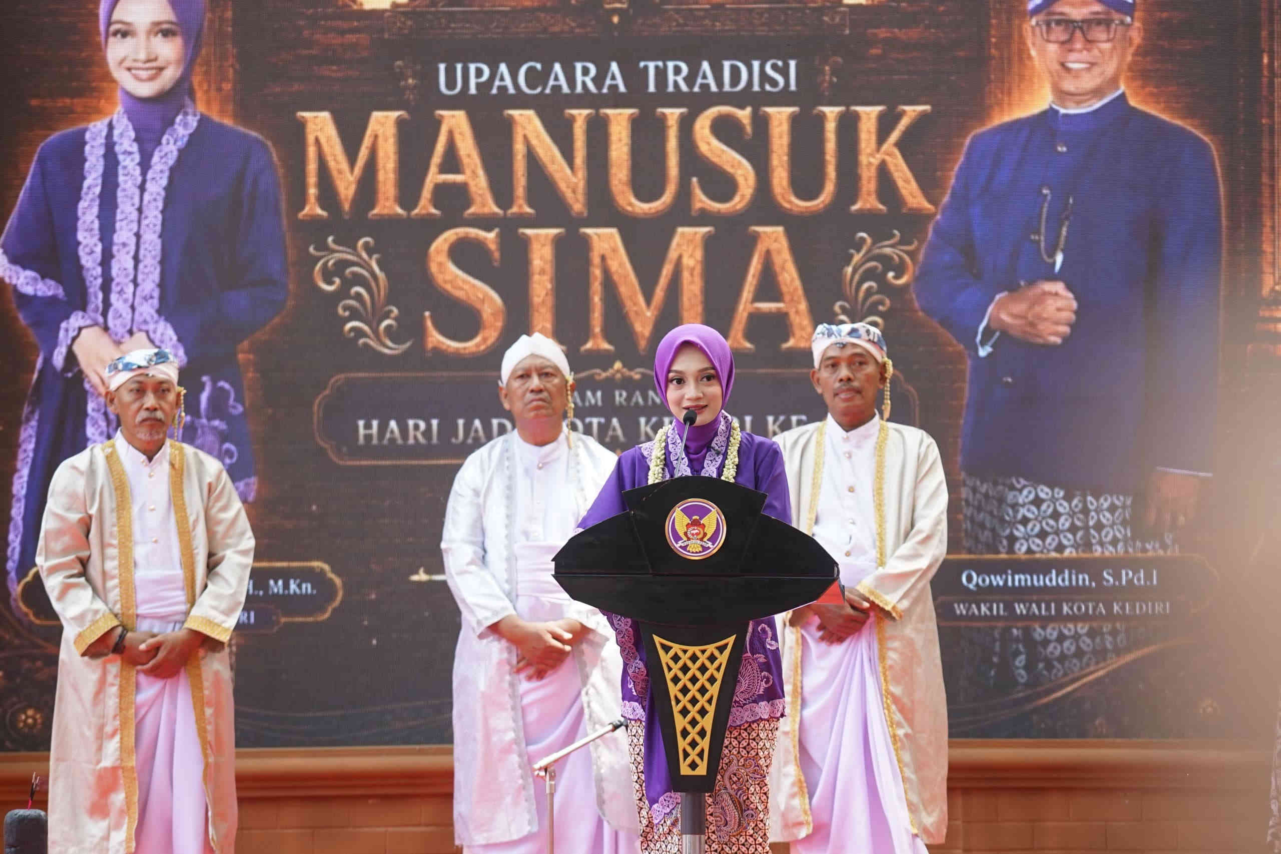 Wali Kota Kediri Vinanda Prameswati menyampaikan sambutan dalam Upacara Tradisi Manusuk Sima Hari Jadi Kota Kediri ke-1.147 di Taman Tirtayasa.