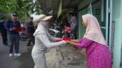 Gaungkan Semangat Kemerdekaan, Ning Ita Bagikan Bendera Merah Putih Pada Warga