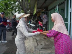 Gaungkan Semangat Kemerdekaan, Ning Ita Bagikan Bendera Merah Putih Pada Warga