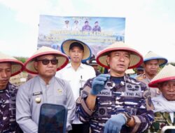 TNI AL Salurkan 60 Ton Benih Kedelai untuk 55 Kelompok Tani Banyuwangi