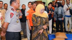 PastikKhofifah dan Kapolda Jatim Tinjau Posko Korban Kebakaran KMP Mutiara Sentosa II