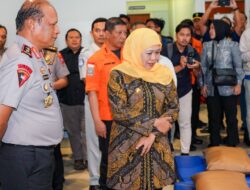 PastikKhofifah dan Kapolda Jatim Tinjau Posko Korban Kebakaran KMP Mutiara Sentosa II