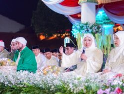 Dzikir dan Sholawat di Grahadi, Khofifah Ajak Masyarakat Rawat Persatuan dan Kemerdekaan