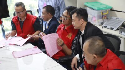 Tiga Pejabat Dinas ESDM Jatim Dilimpahkan ke Kejari Surabaya dalam Kasus Pungli