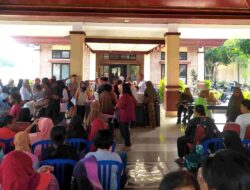 Pemkot Blitar Salurkan Bantuan Pangan Beras dari Bapanas kepada Warga Penerima Manfaat