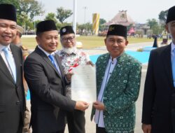 Upacara HUT RI ke-81, Kantah Jember Serahkan Sertipikat Tanah Wakaf dan Aset Pemkab