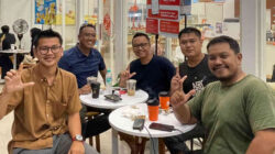 Achmad Fikri (baju coklat) berfoto bersama pengurus dan anggota TDA Kediri usai menuntaskan masa kepemimpinan periode 2023–2026.